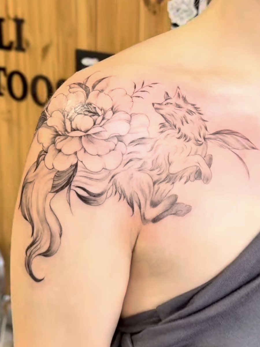 Loup et pivoine, ombrages délicats, épaule