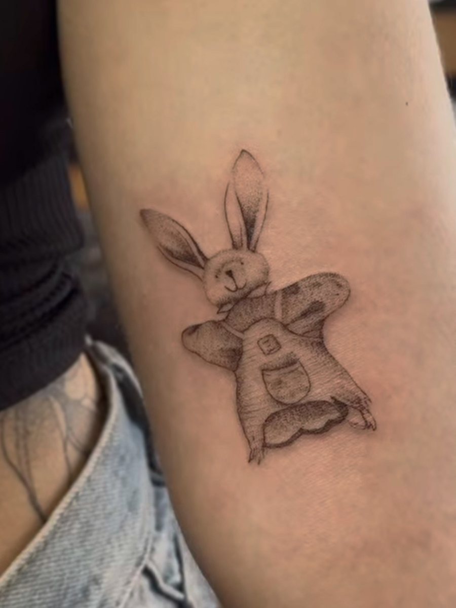 Doudou lapin en fine ligne, bras
