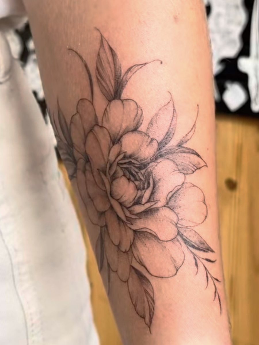 Pivoine en traits fins et ombrages, avant-bras
